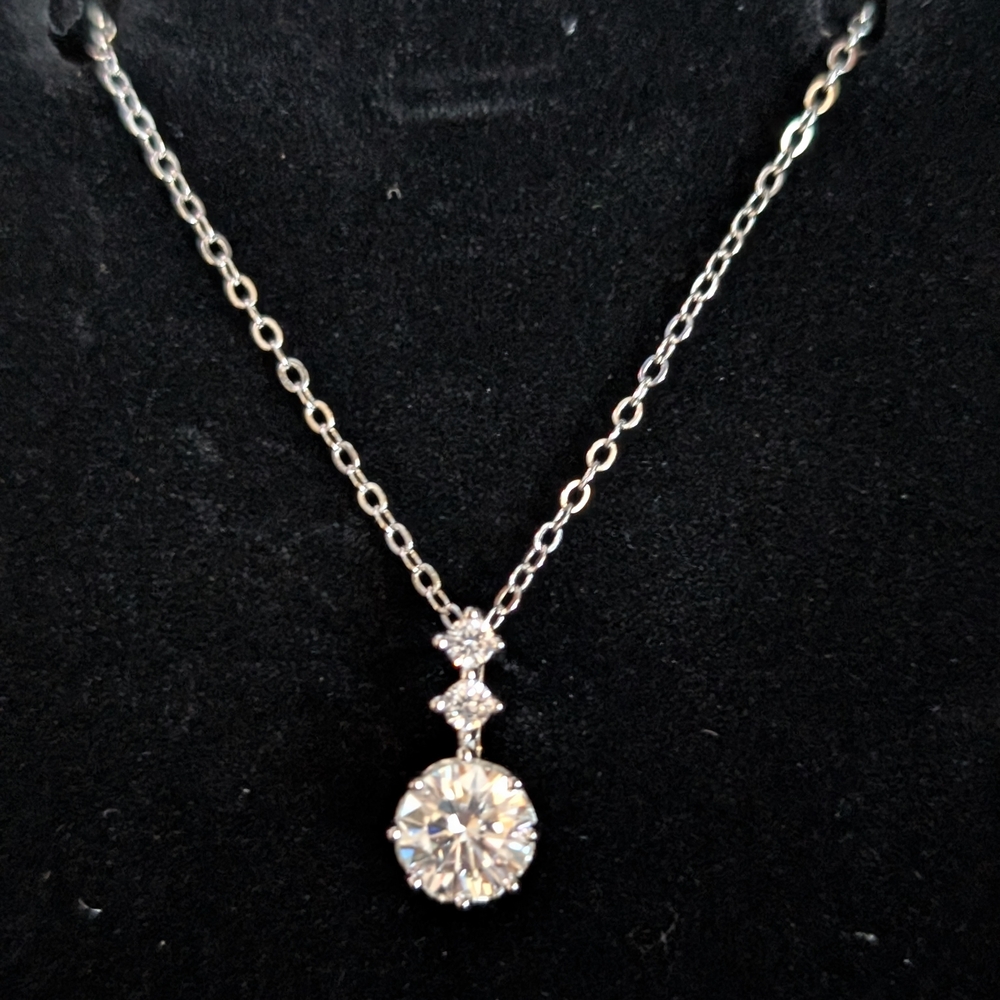 Elegant Silver Pendant Necklace